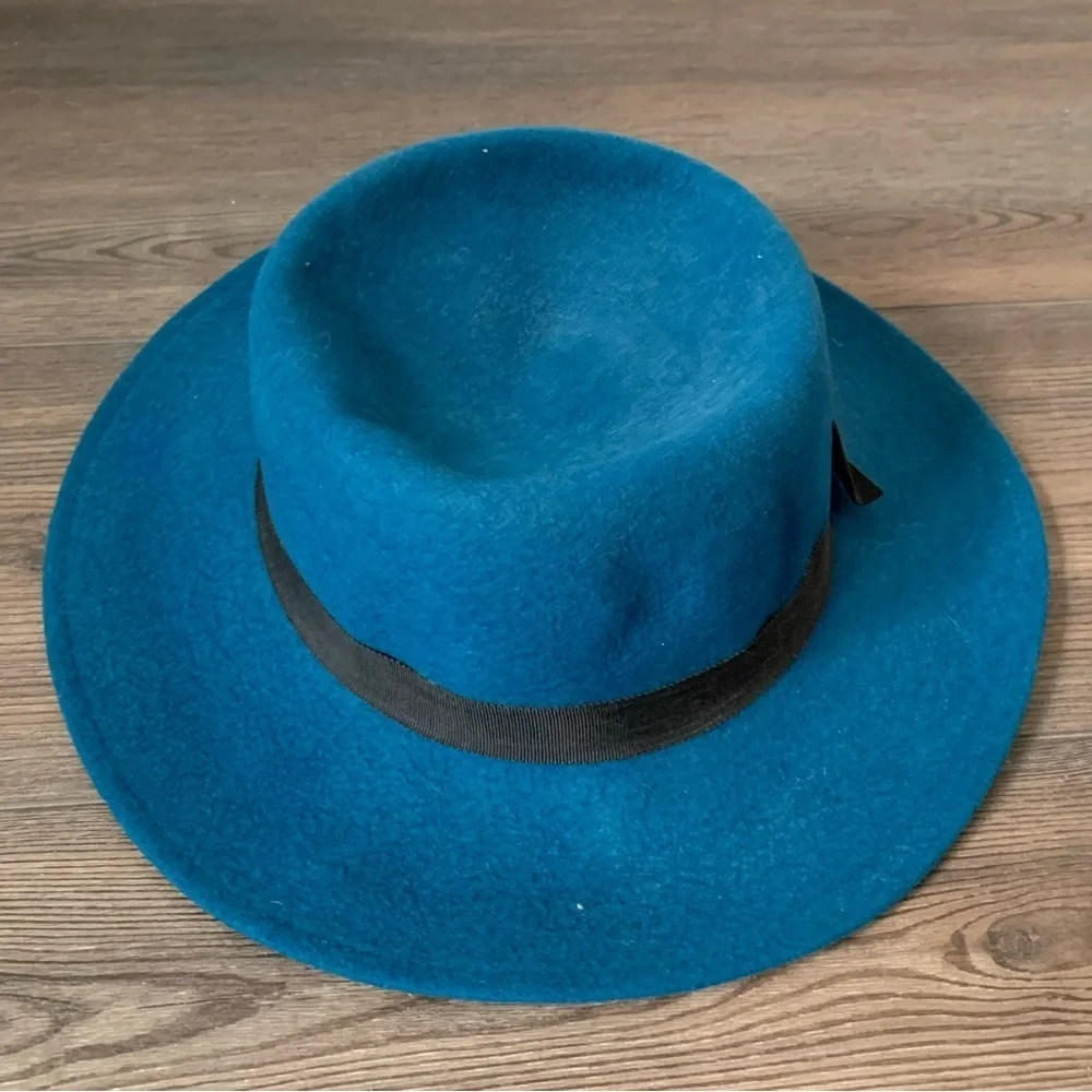 Lis Claiborne 100% wool hat